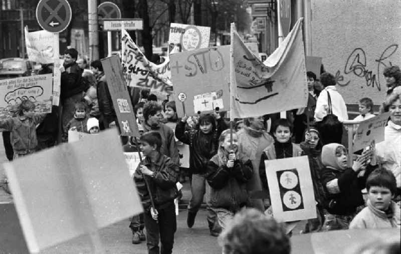 Kinderdemonstration für eine Ampel in der
Scharnweberstraße
12.02.92 Lange
Umschlag 1992-6