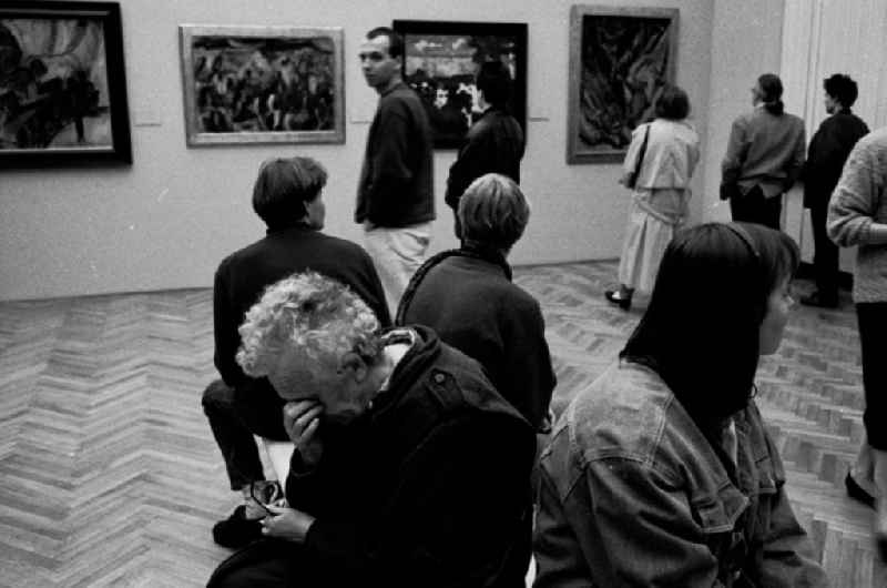 In der Ausstellung 'Entartete Kunst'
7.