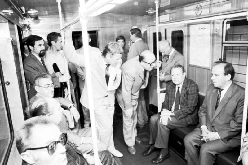 Eröffnung der U-Bahnlinie E, in Anwesenheit von Minister Arndt, Genossen Schabowski und Krack
30.