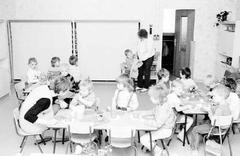 Gryphiusstr. Stadtbez. Friedrichshain
275. seit dem X. Parteitag neueröffnete Kinderkombination
16.