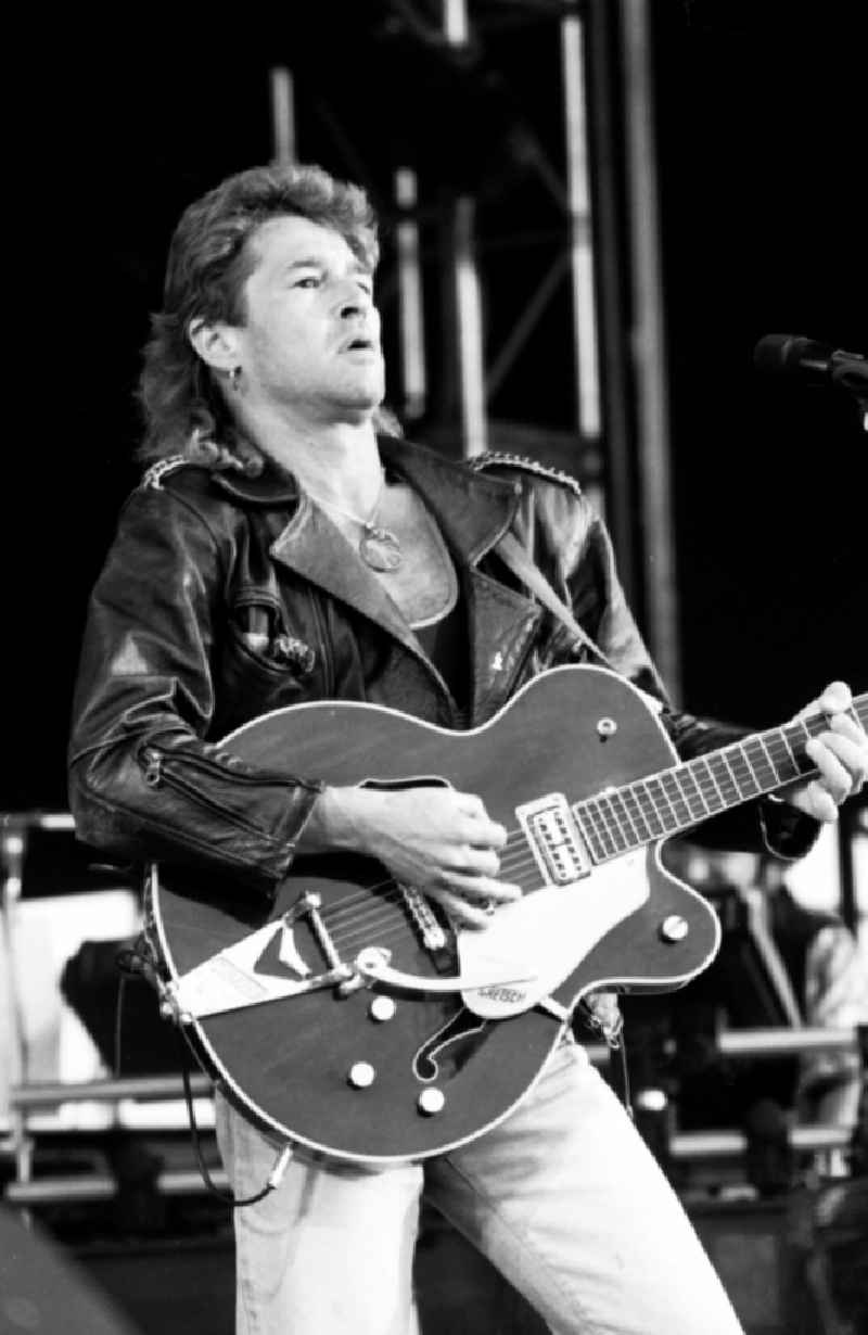 Portrait of the singer and musician Peter Maffay on the concert stage at Rennbahnstrasse in the Weissensee district of Berlin, East Berlin in the area of the former GDR, German Democratic Republic