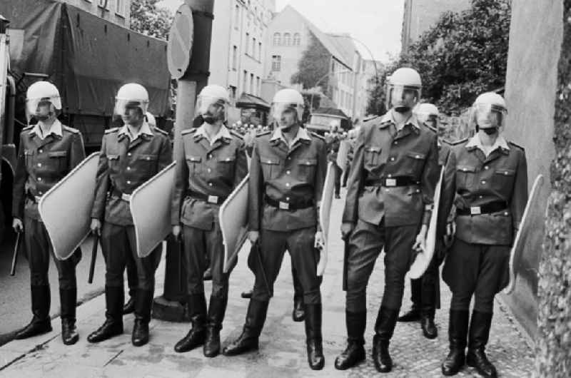 Berlin
Straßenschlacht mit der Polizei
23.06.9