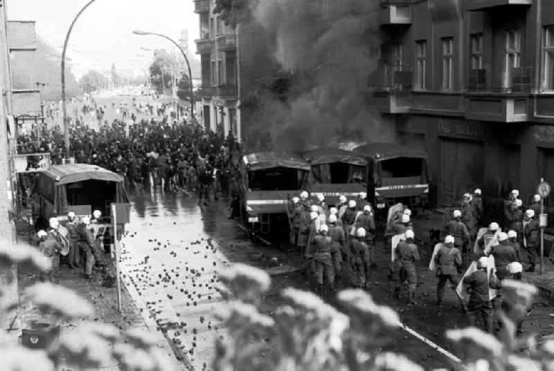 Berlin
Straßenschlacht mit der Polizei
23.06.9