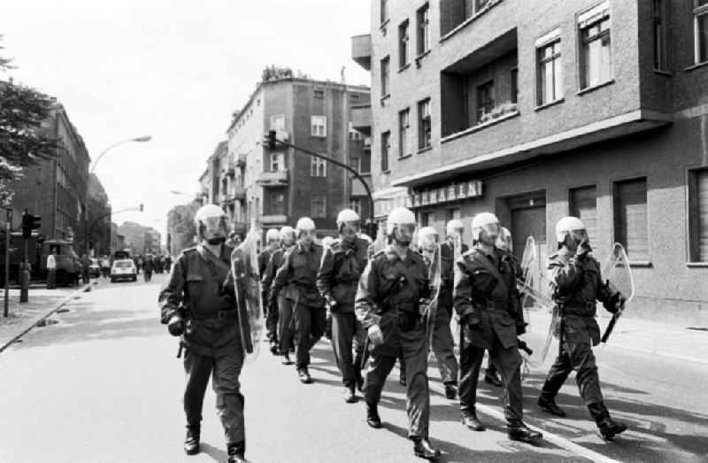 Berlin
Straßenschlacht mit der Polizei
23.06.9