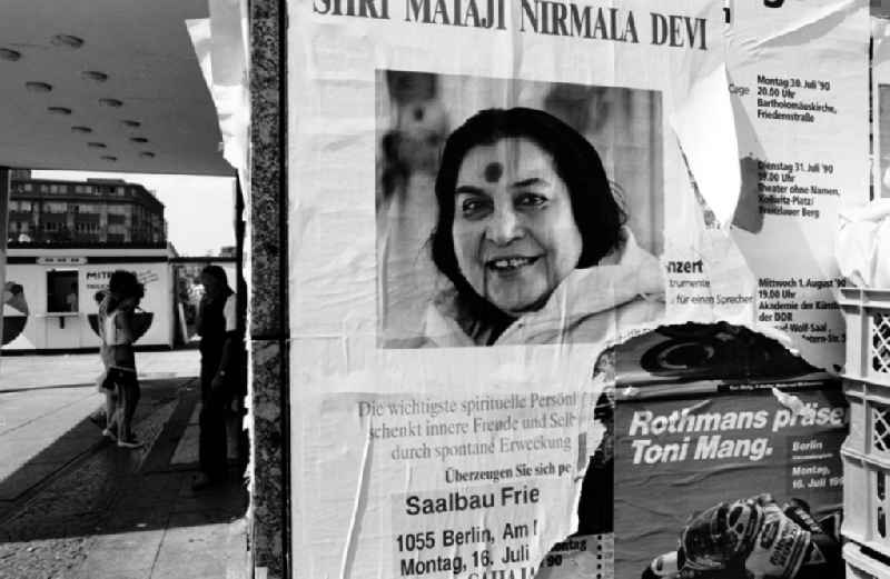 Berlin
Sekten werben mit Plakaten
02.08.9