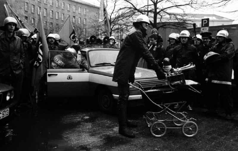 Feuerwehr-Demo
Fehrbelliner Platz

Umschlag:72