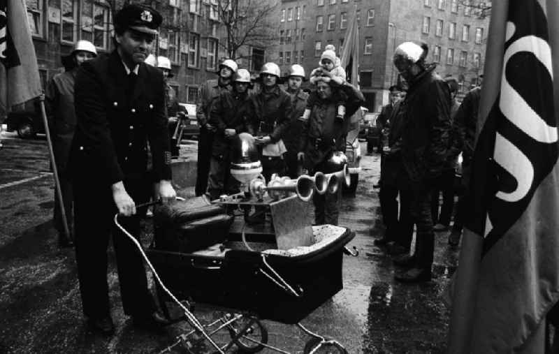 Feuerwehr-Demo
Fehrbelliner Platz

Umschlag:72