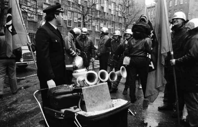 Feuerwehr-Demo
Fehrbelliner Platz

Umschlag:72