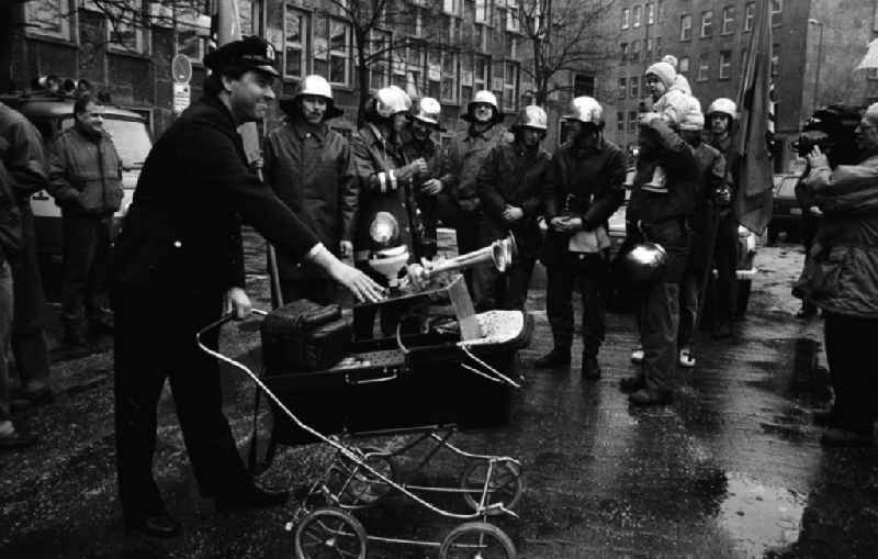 Feuerwehr-Demo
Fehrbelliner Platz

Umschlag:72