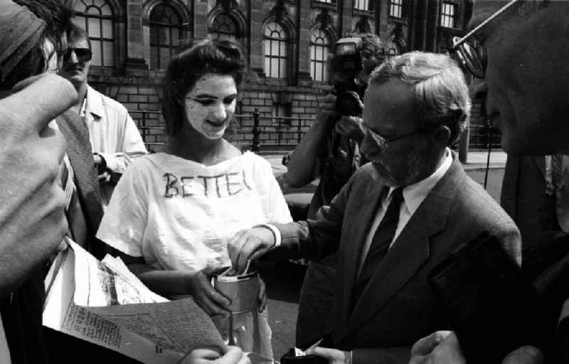 Übergabe Friedrich- Engels Kaserne an Humboldt Universität mit Lothar de Maiziere (Berlin)
29.07.90
Winkler
Umschlag Nr..99