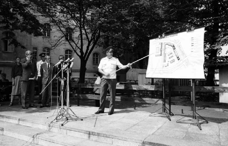 Übergabe Friedrich- Engels Kaserne an Humboldt Universität mit Lothar de Maiziere (Berlin)
29.07.90
Winkler
Umschlag Nr..99