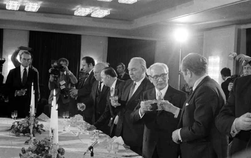 12.12.1981
Erich Honecker zu Besuch in Berlin (BRD), Helmut Schmidt (Bundeskanzler) veranstaltet für Honecker ein Abendessen

Umschlagnr.: 34