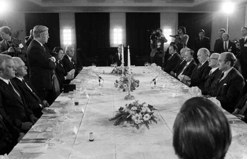 12.12.1981
Erich Honecker zu Besuch in Berlin (BRD), Helmut Schmidt (Bundeskanzler) veranstaltet für Honecker ein Abendessen

Umschlagnr.: 34