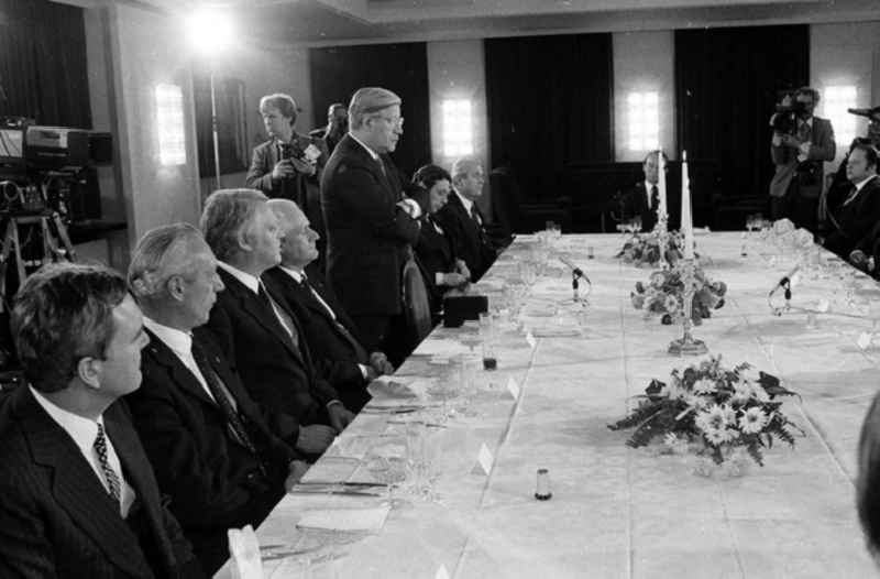 12.12.1981
Erich Honecker zu Besuch in Berlin (BRD), Helmut Schmidt (Bundeskanzler) veranstaltet für Honecker ein Abendessen

Umschlagnr.: 34