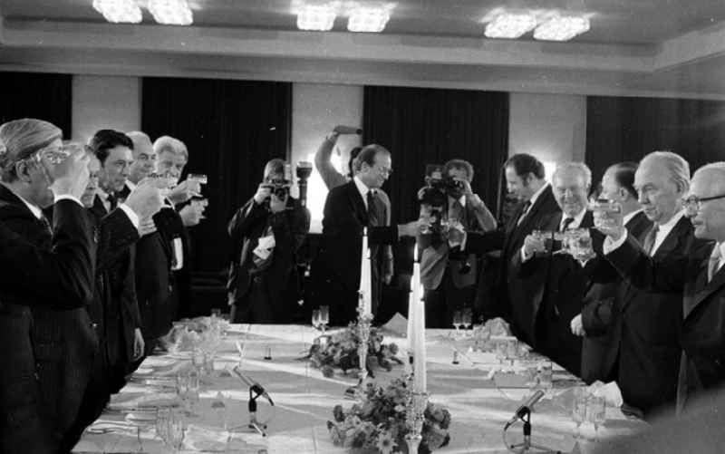 12.12.1981
Erich Honecker zu Besuch in Berlin (BRD), Helmut Schmidt (Bundeskanzler) veranstaltet für Honecker ein Abendessen

Umschlagnr.: 34