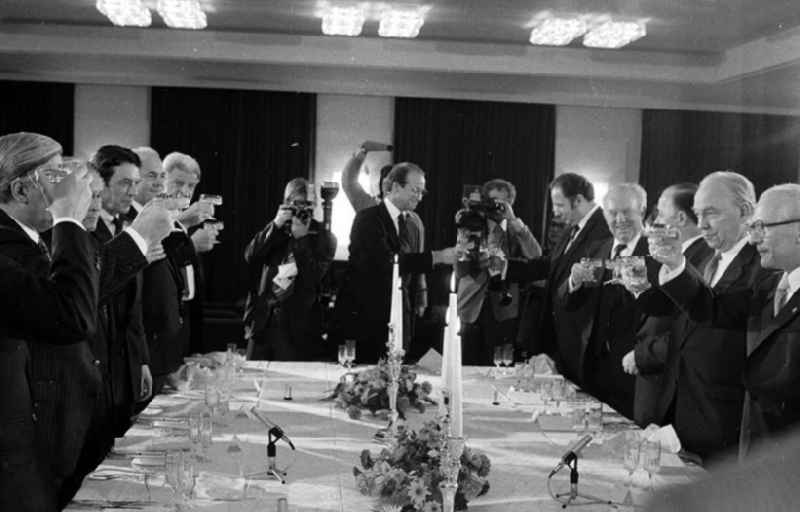 12.12.1981
Erich Honecker zu Besuch in Berlin (BRD), Helmut Schmidt (Bundeskanzler) veranstaltet für Honecker ein Abendessen

Umschlagnr.: 34