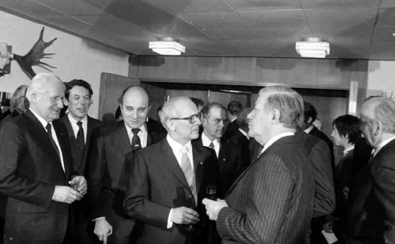 12.12.1981
Erich Honecker zu Besuch in Berlin (BRD), Helmut Schmidt (Bundeskanzler) veranstaltet für Honecker ein Abendessen

Umschlagnr.: 34