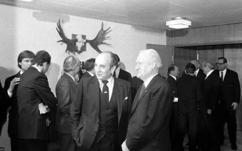 12.12.1981
Erich Honecker zu Besuch in Berlin (BRD), Helmut Schmidt (Bundeskanzler) veranstaltet für Honecker ein Abendessen

Umschlagnr.: 34