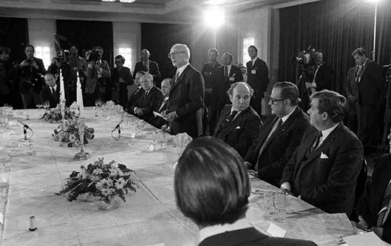 12.12.1981
Erich Honecker zu Besuch in Berlin (BRD), Helmut Schmidt (Bundeskanzler) veranstaltet für Honecker ein Abendessen

Umschlagnr.: 34