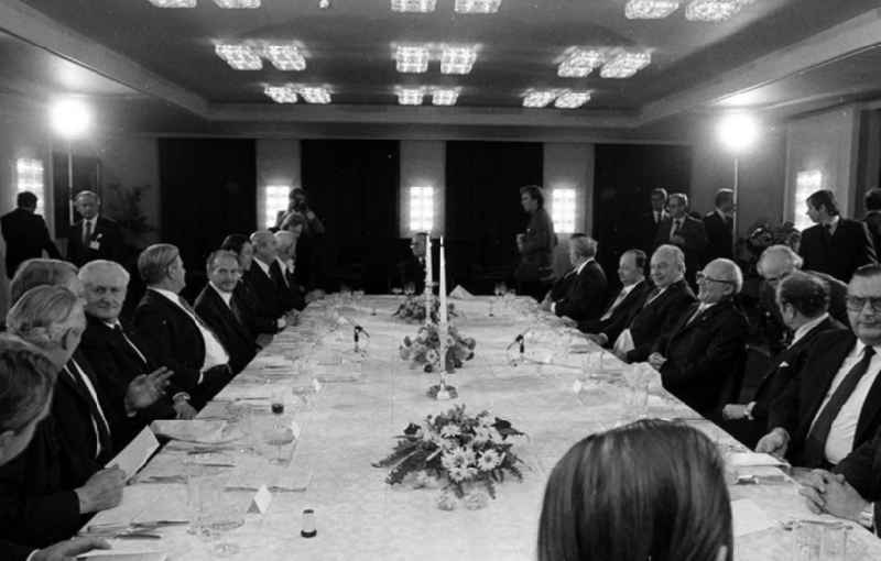 12.12.1981
Erich Honecker zu Besuch in Berlin (BRD), Helmut Schmidt (Bundeskanzler) veranstaltet für Honecker ein Abendessen

Umschlagnr.: 34