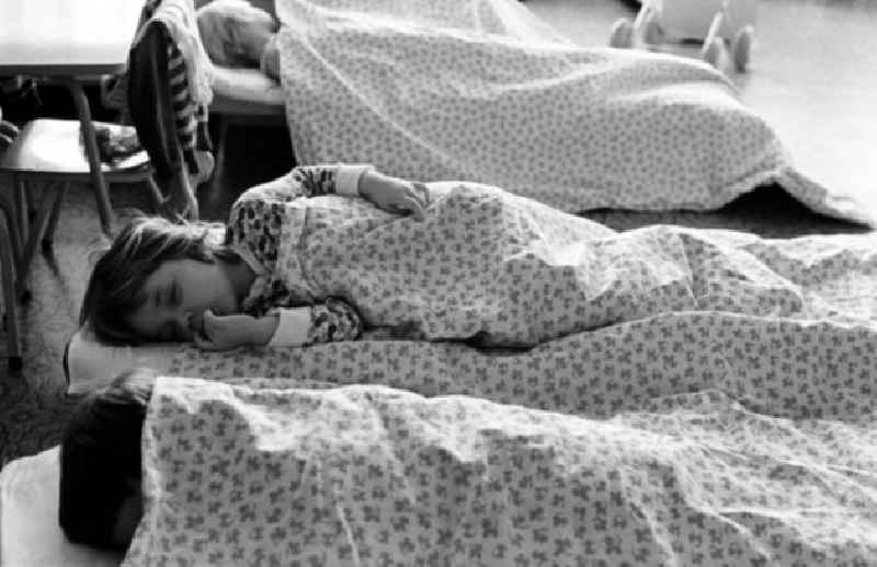 Kinder beim Mittagsschlaf / Schlafenszeit in einem Kindergarten in der Salvador-Allende-Straße in Berlin-Köpenick.