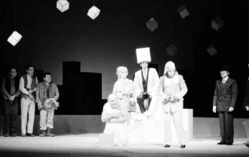 02.12.1986
Fotoprobe, 'Prinz von Portugal' in der Volksbühne in Berlin

Umschlagnr.: 13