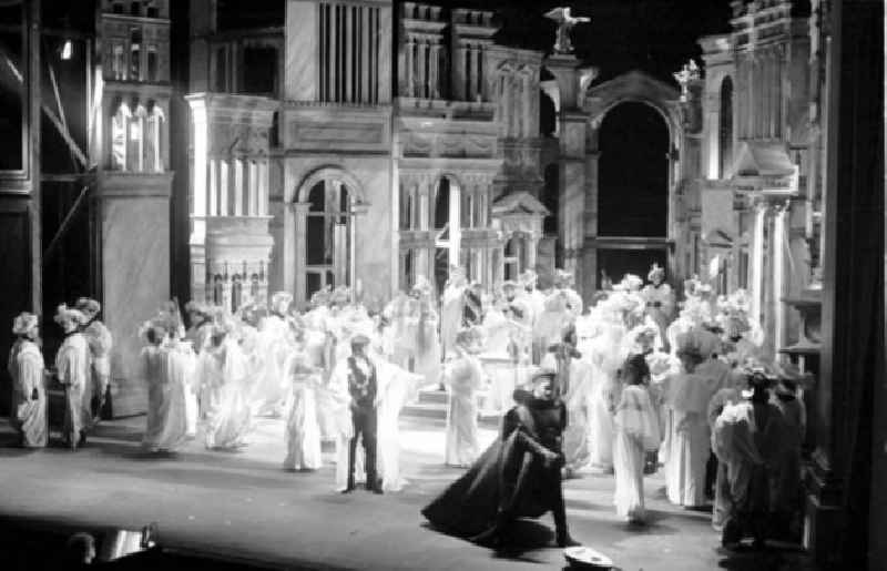 11.11.1986

Staatsoper Eröffnungsvorstellung 'Euryanthe'

Umschlagnr.:1225