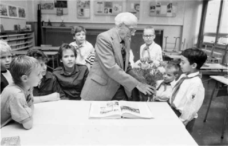 29.09.87
Berlin
Portrait von Willi Ogrowski mit Schülern der 22.