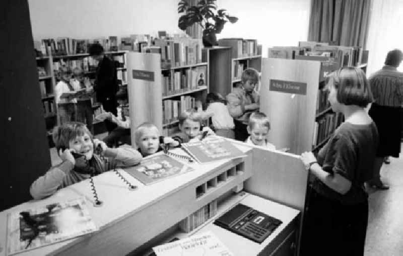 Neue Kinderbibliothek in der Pariser Komune, Kinder tragen Pionier-Tücher.