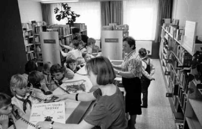 Neue Kinderbibliothek in der Pariser Komune, Kinder tragen Pionier-Tücher.