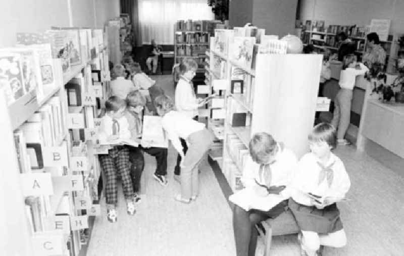 Neue Kinderbibliothek in der Pariser Komune, Kinder tragen Pionier-Tücher.