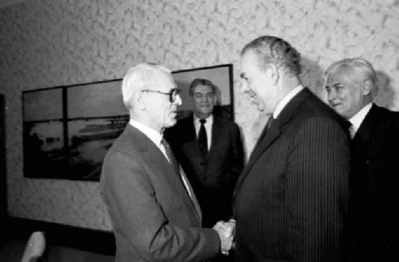 15.12.1986 Willi Stoph empfing Gast Dr. Jaromir Obzma aus der CSSR im Ministerrat.