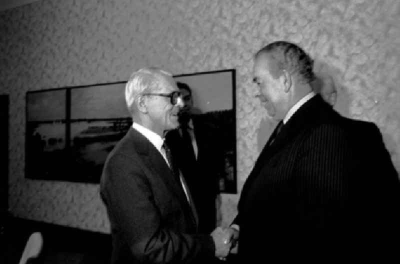 15.12.1986 Willi Stoph empfing Gast Dr. Jaromir Obzma aus der CSSR im Ministerrat.
