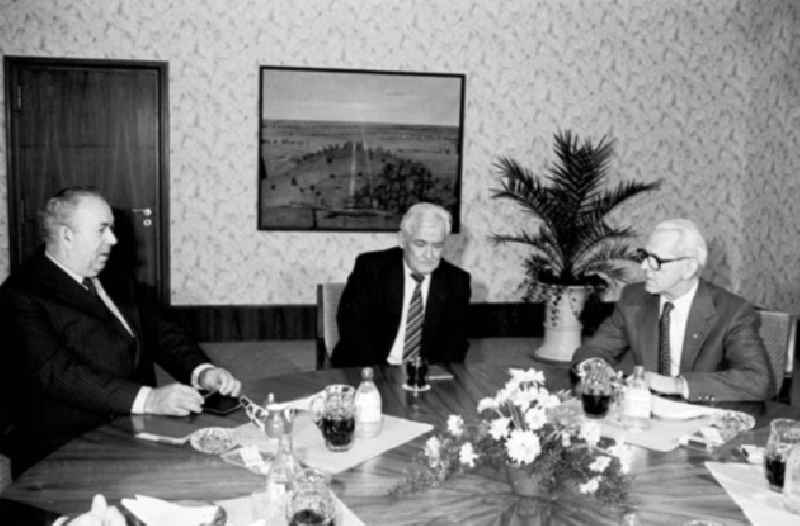 15.12.1986 Willi Stoph empfing Gast Dr. Jaromir Obzma aus der CSSR im Ministerrat.