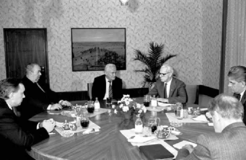 15.12.1986 Willi Stoph empfing Gast Dr. Jaromir Obzma aus der CSSR im Ministerrat.