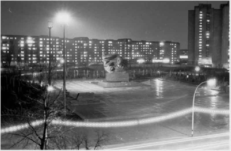 16.12.1986 Abendaufnahmen vom Ernst Thälmann Park und Stadtzentrum von Berlin. - Blick vom Roten Rathaus.