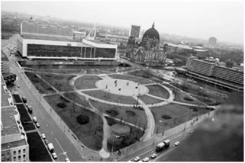 16.12.1986 Abendaufnahmen vom Ernst Thälmann Park und Stadtzentrum von Berlin. - Blick vom Roten Rathaus.