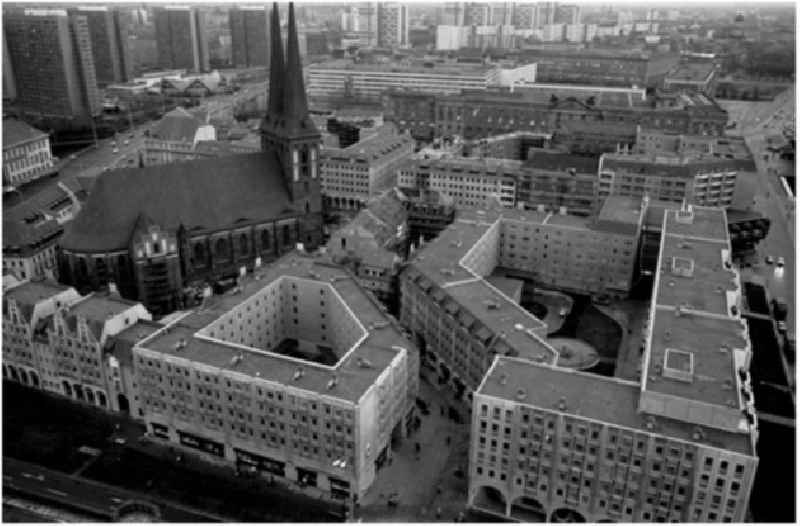 16.12.1986 Abendaufnahmen vom Ernst Thälmann Park und Stadtzentrum von Berlin. - Blick vom Roten Rathaus.