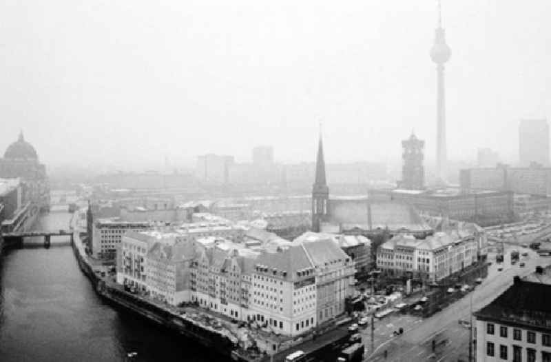 16.12.1986 Abendaufnahmen vom Ernst Thälmann Park und Stadtzentrum von Berlin. - Blick vom Roten Rathaus.