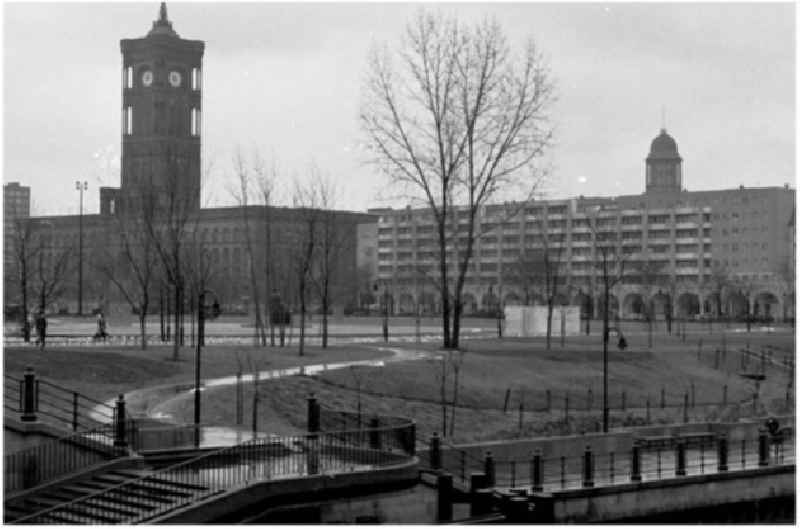 16.12.1986 Abendaufnahmen vom Ernst Thälmann Park und Stadtzentrum von Berlin. - Blick vom Roten Rathaus.