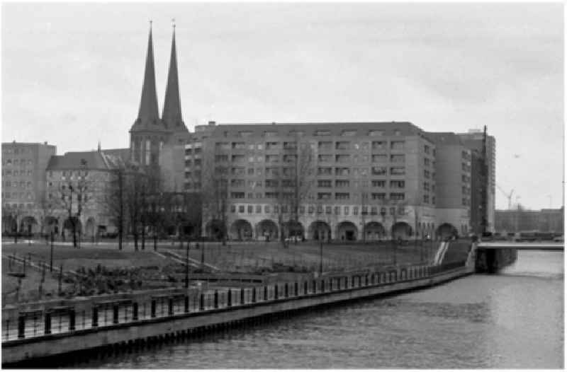 16.12.1986 Abendaufnahmen vom Ernst Thälmann Park und Stadtzentrum von Berlin. - Blick vom Roten Rathaus.