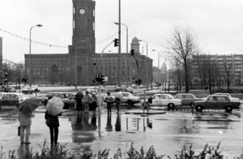 16.12.1986 Abendaufnahmen vom Ernst Thälmann Park und Stadtzentrum von Berlin. - Blick vom Roten Rathaus.