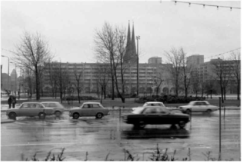 16.12.1986 Abendaufnahmen vom Ernst Thälmann Park und Stadtzentrum von Berlin. - Blick vom Roten Rathaus.