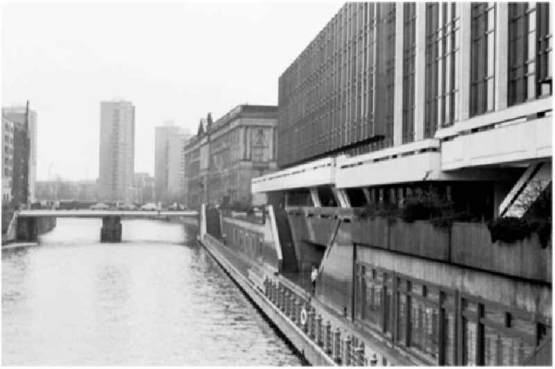 16.12.1986 Abendaufnahmen vom Ernst Thälmann Park und Stadtzentrum von Berlin. - Blick vom Roten Rathaus.