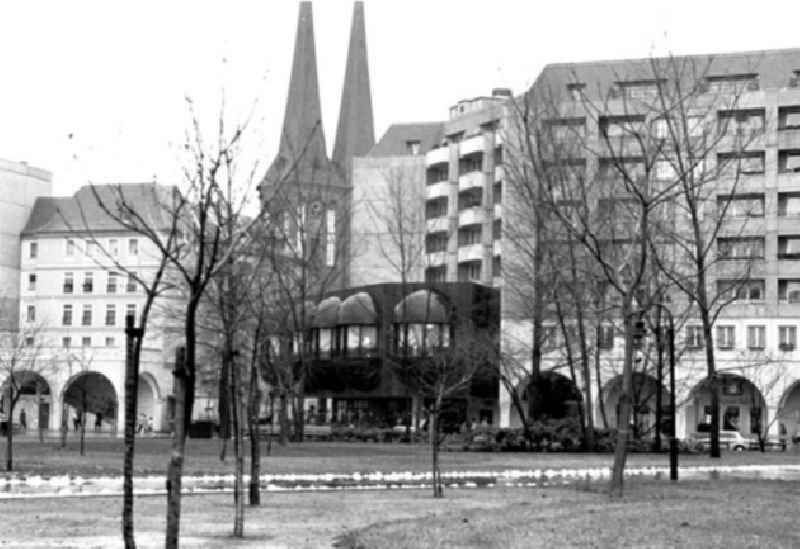 16.12.1986 Abendaufnahmen vom Ernst Thälmann Park und Stadtzentrum von Berlin. - Blick vom Roten Rathaus.