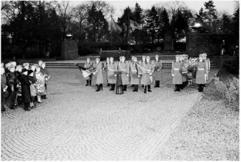 17.12.1986 Beisetzung von P. Verner in Berlin- Friedrichsfelde mit der 1. Parteiführung.