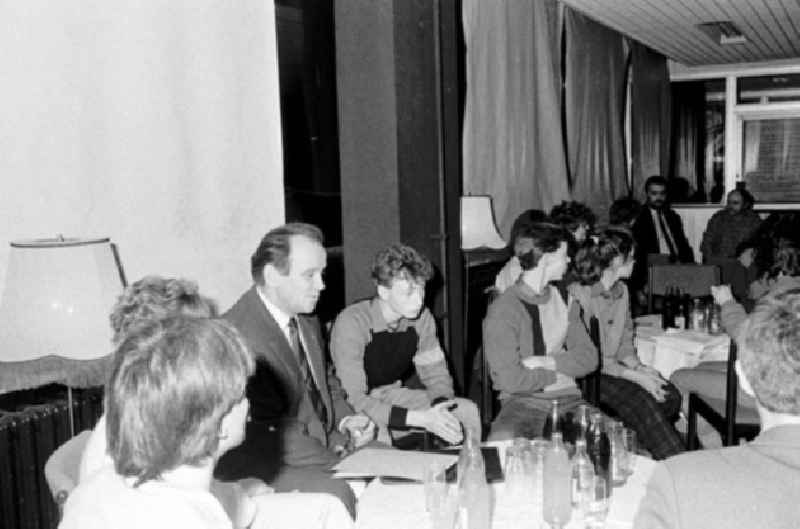 17.12.1986 Oberbürgermeister E. Krack im Jugendclub Großwalderstr.