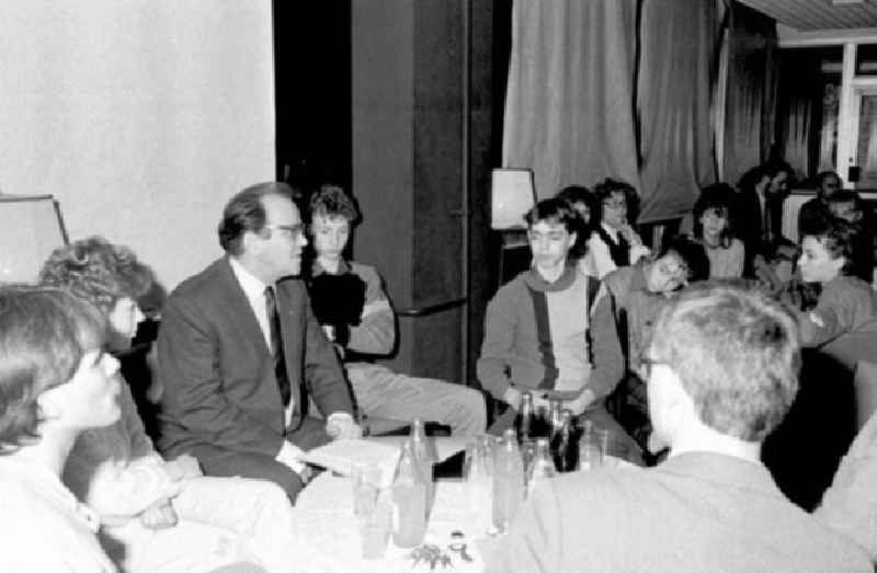 17.12.1986 Oberbürgermeister E. Krack im Jugendclub Großwalderstr.