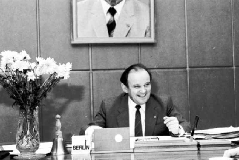 18.12.1986 Oberbürgermeister Ehard Krack bei der Arbeit.