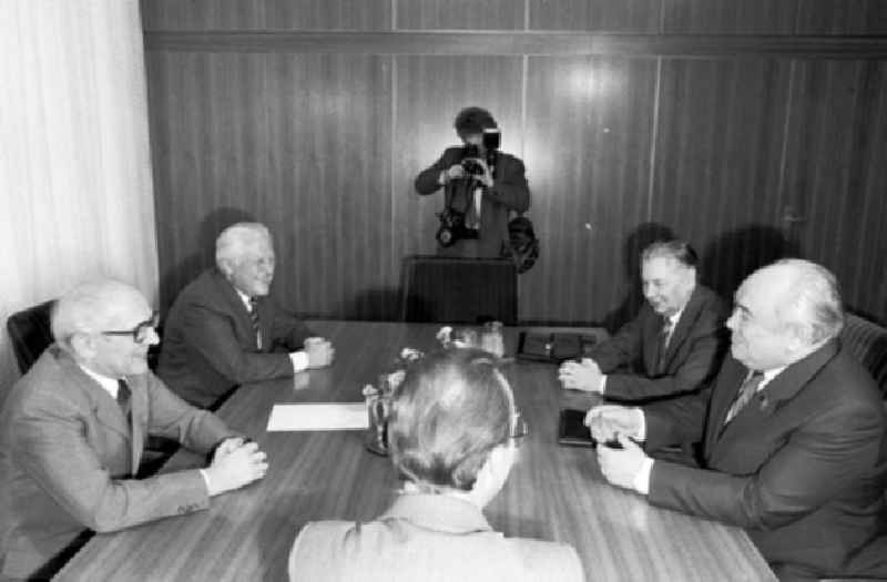 26.11.1986 Erich Honecker empfängt im ZK Viktor Nikonow.